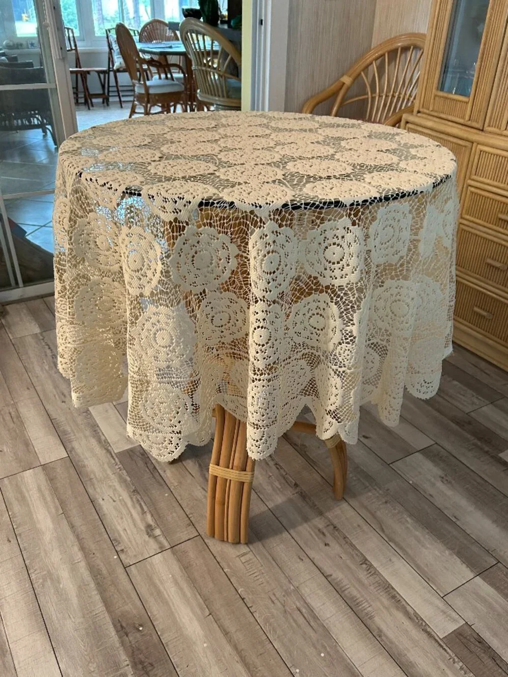 Floral Lace Medallions Scalloped Edged Tablecloth 70